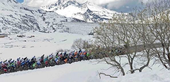 Un décor de rêve, certes, mais des conditions très difficiles pour les coureurs de ce 96e Tour d'Italie - Photo Giro d'Italia