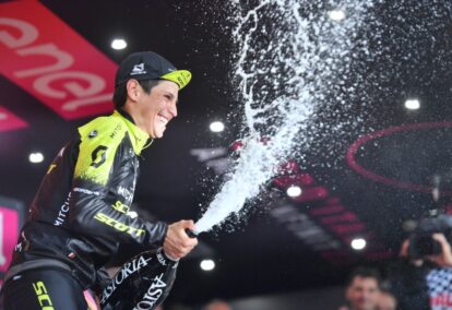 Un sourire et un maillot rose